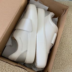 Brand New Never-Worn White Leather Neri UGG Shoes Size 8.5